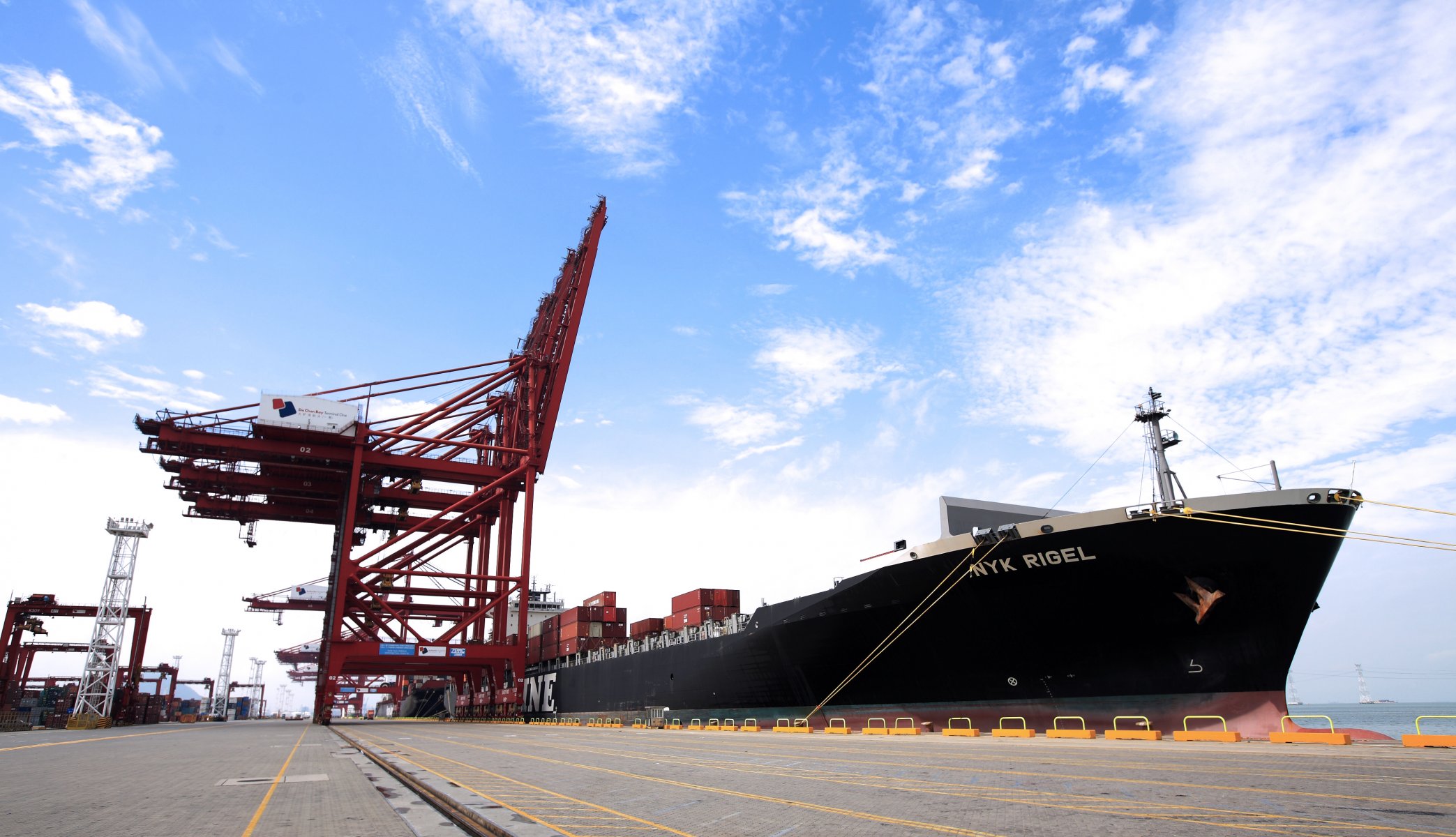 nyk rigel buque portacontenedores muelle grúas terminal tanque tablero día cielo puerto