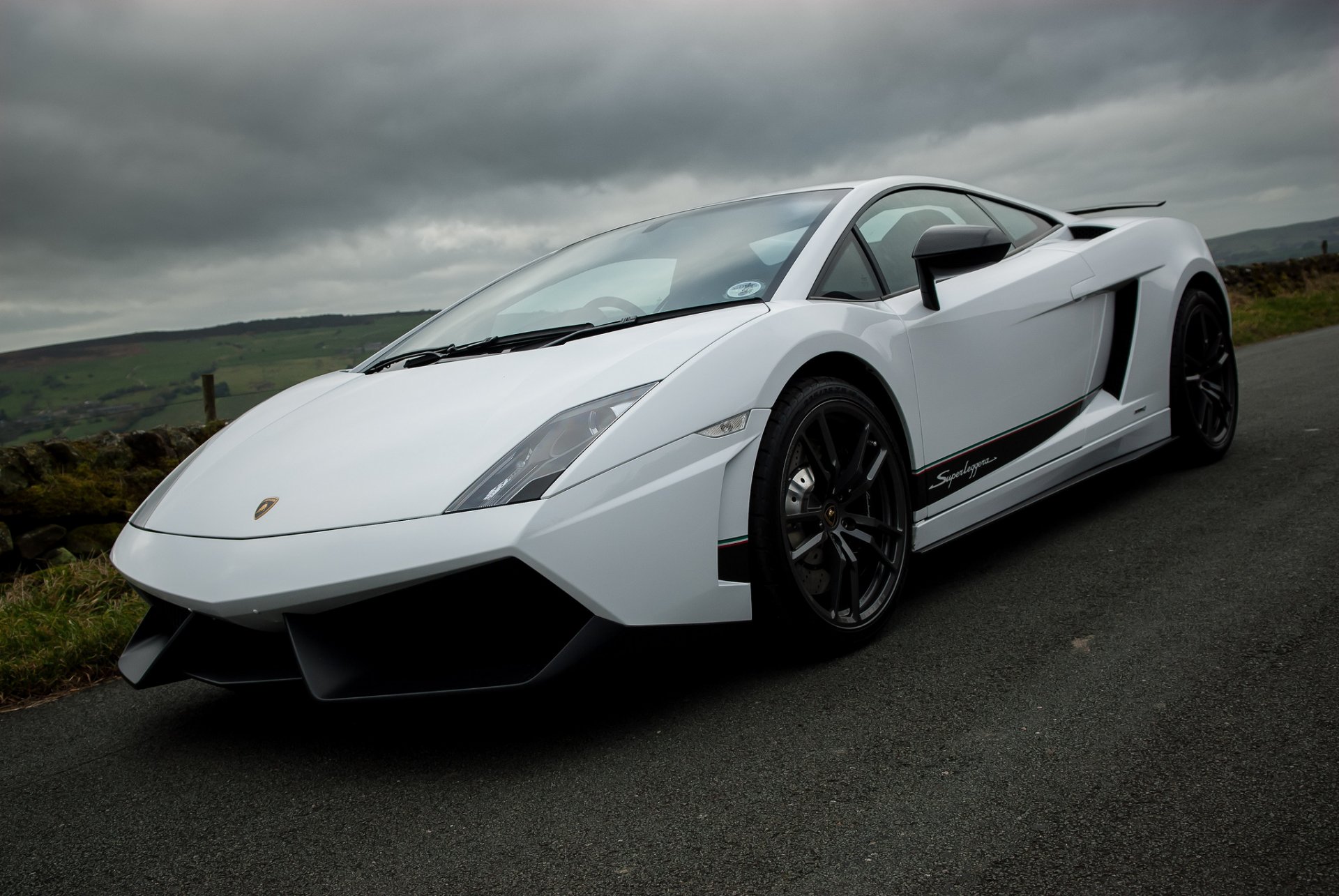 lamborghini gallardo superlgegera lp570-4 white lamborghini gallardo superleggera side view black wheel