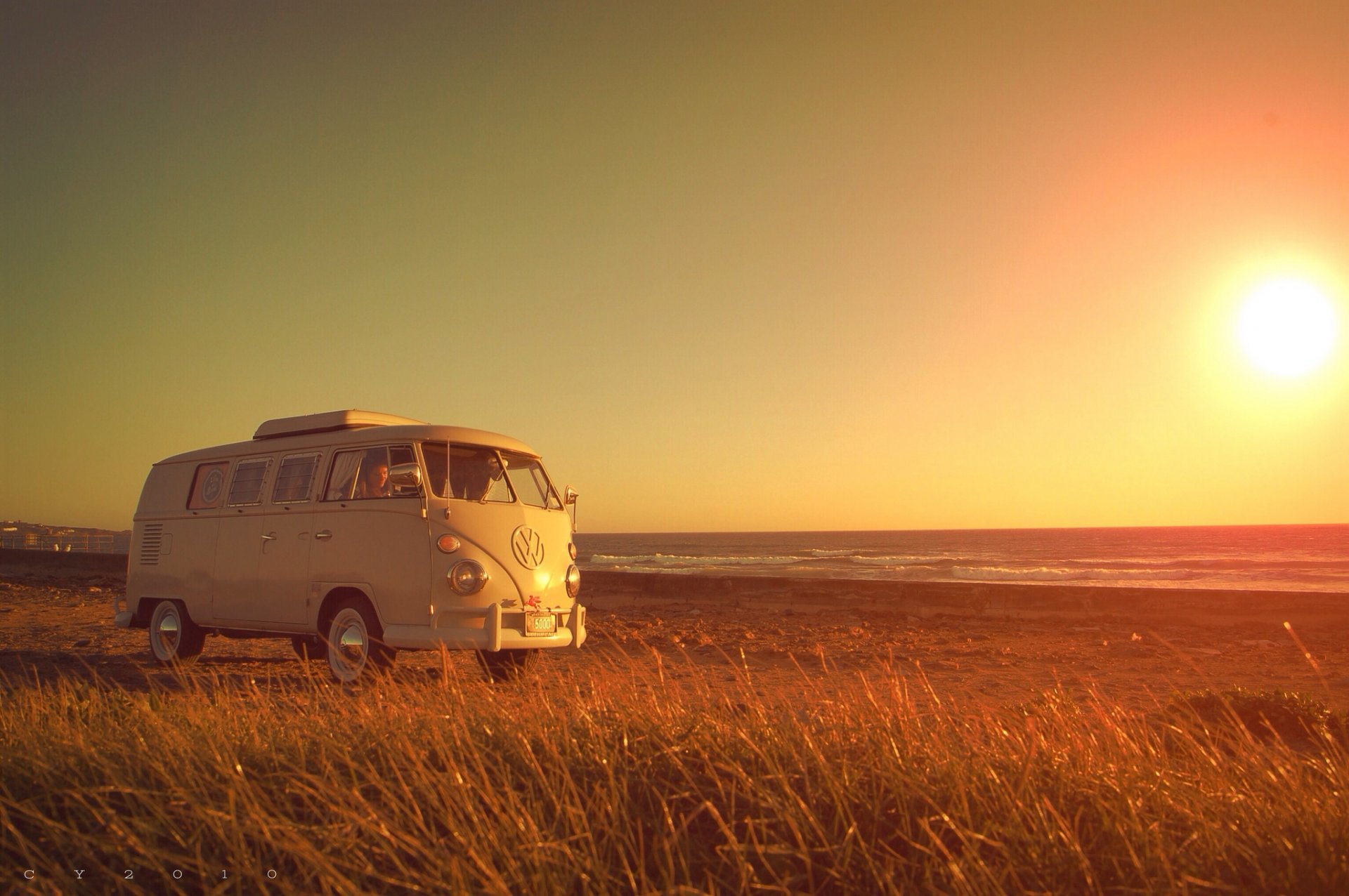 volkswagen transporter volkswagen strand gras mädchen sonnig