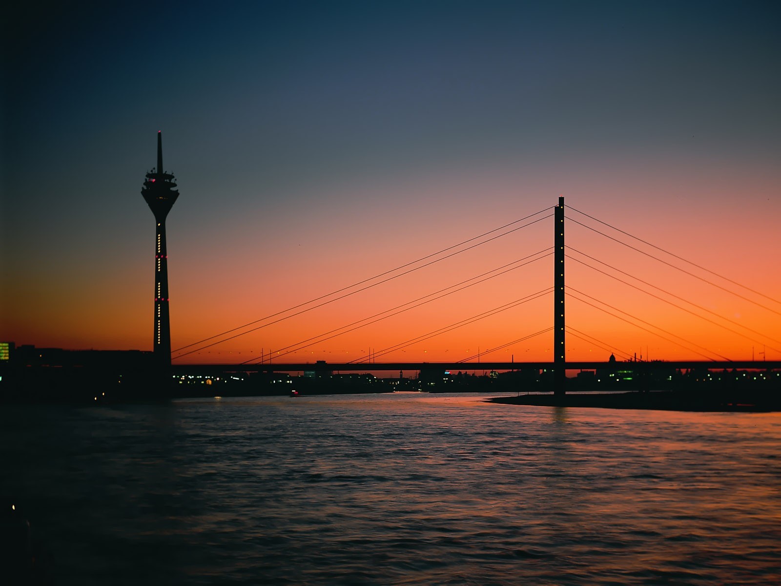 noche torre puente