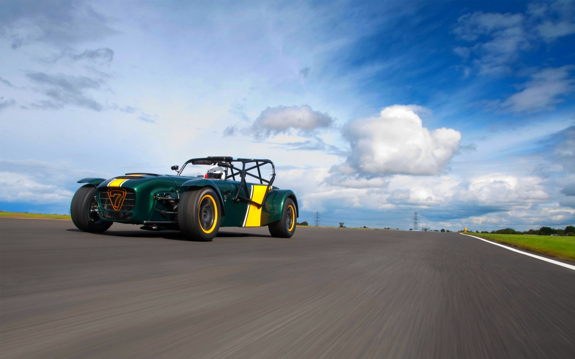 caterham r600 superlight frente cielo nubes carretera