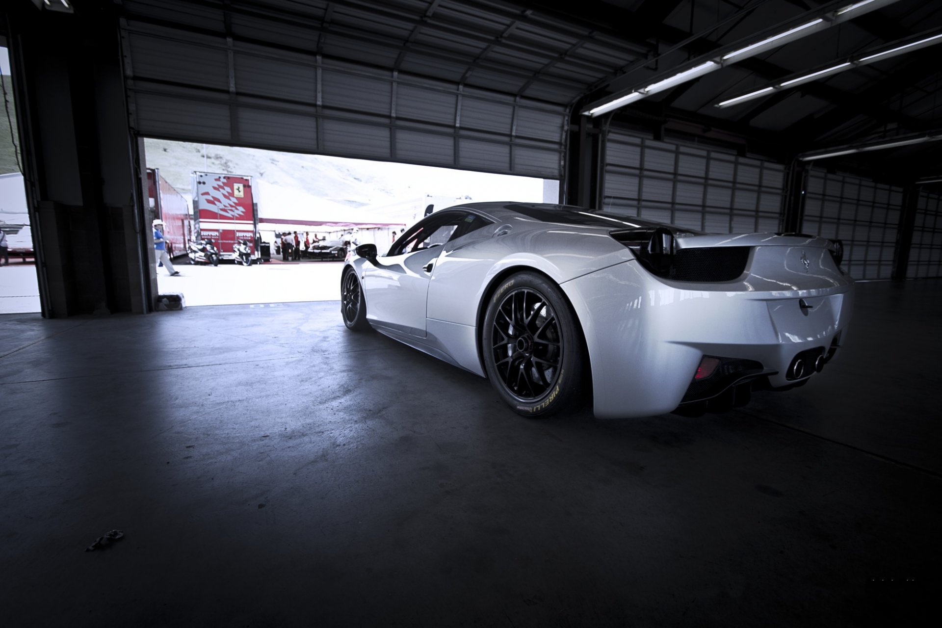 ferrari 458 défi argent ferrari défi argent vue arrière boxe rue équipe