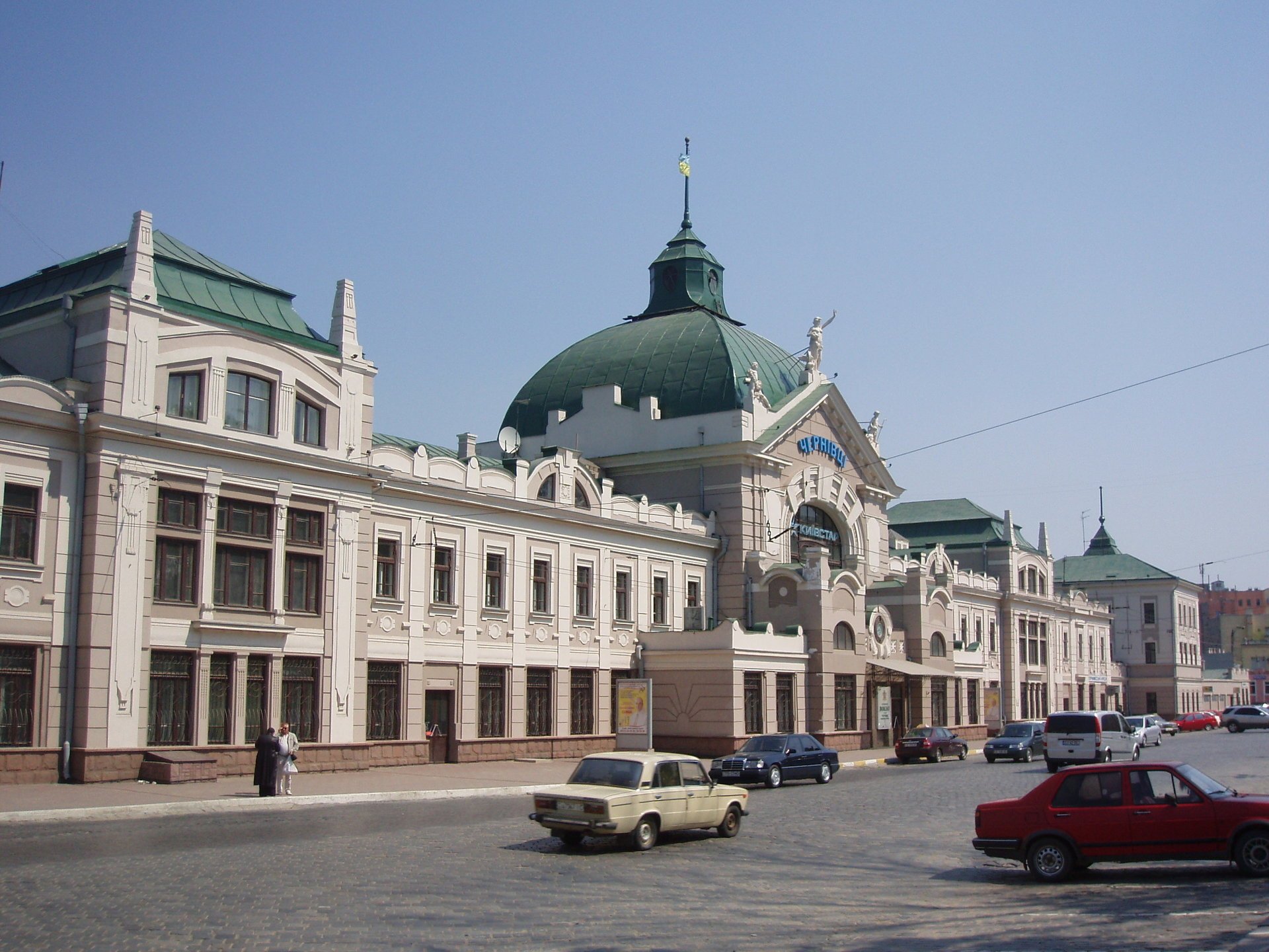 ukraine bahnhof mashyny czernowitz bahnhof zug stadt architektur straße straße hintergrund häuser pflastersteine himmel