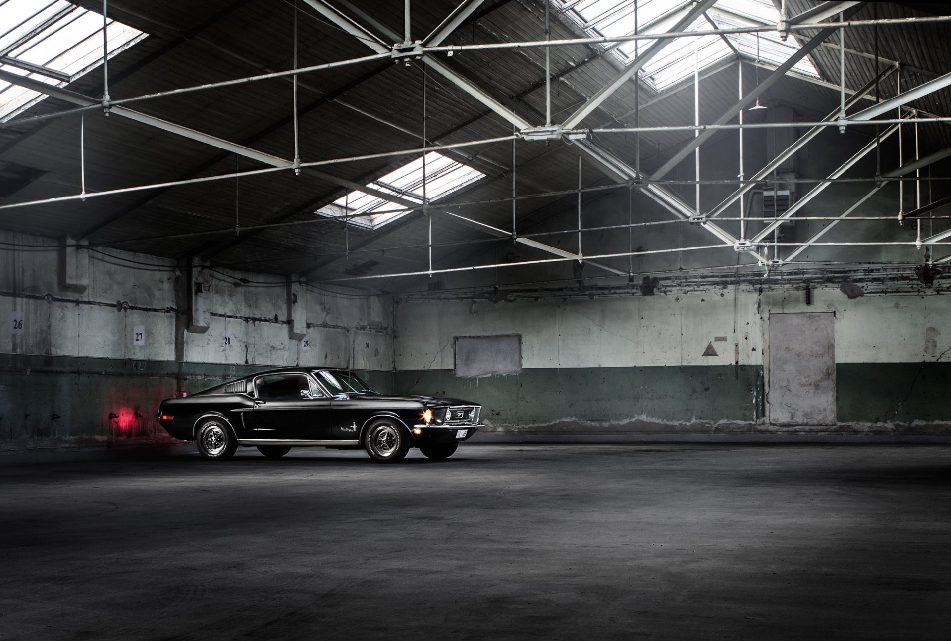 ford mustang fastback clásico músculo coche negro almacén