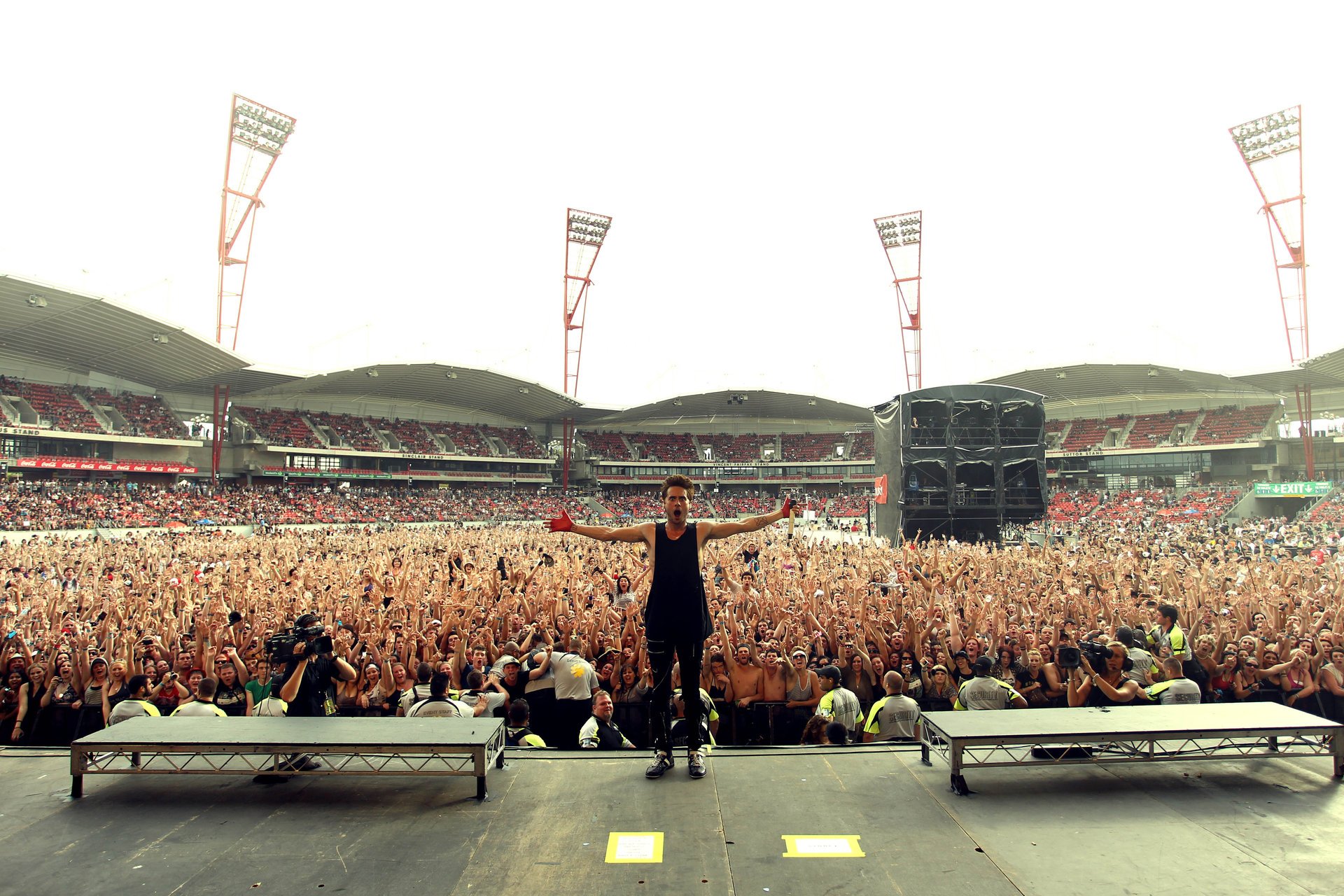 jared leto concerto 30 seconds to mars stadio persone fan palcoscenico telecamere musica solista