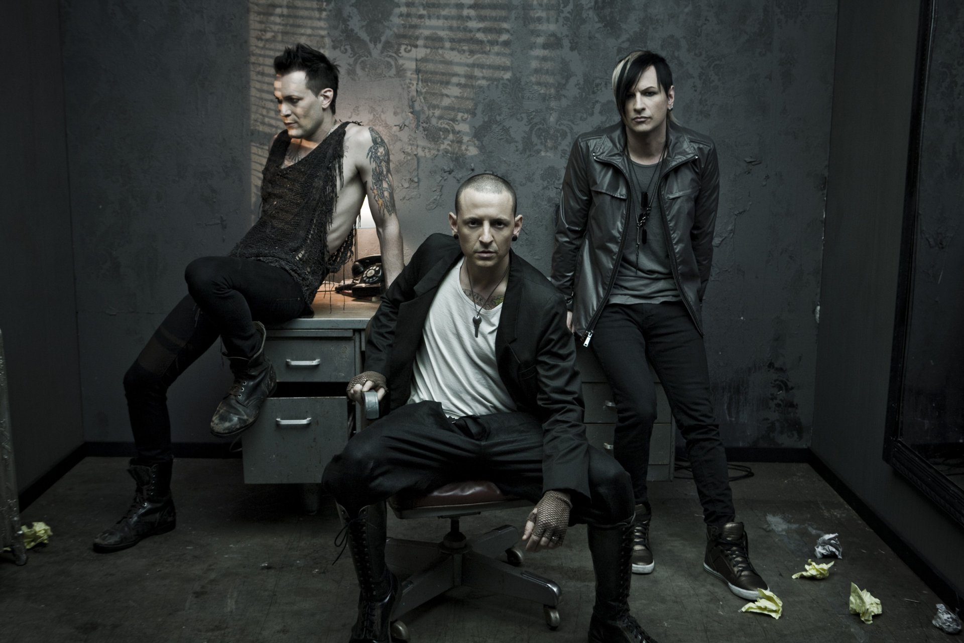 dead by sunrise ryan shaq amir derak parini eoja chester bennington kolektyw trio zespół stół tatuaż skóra