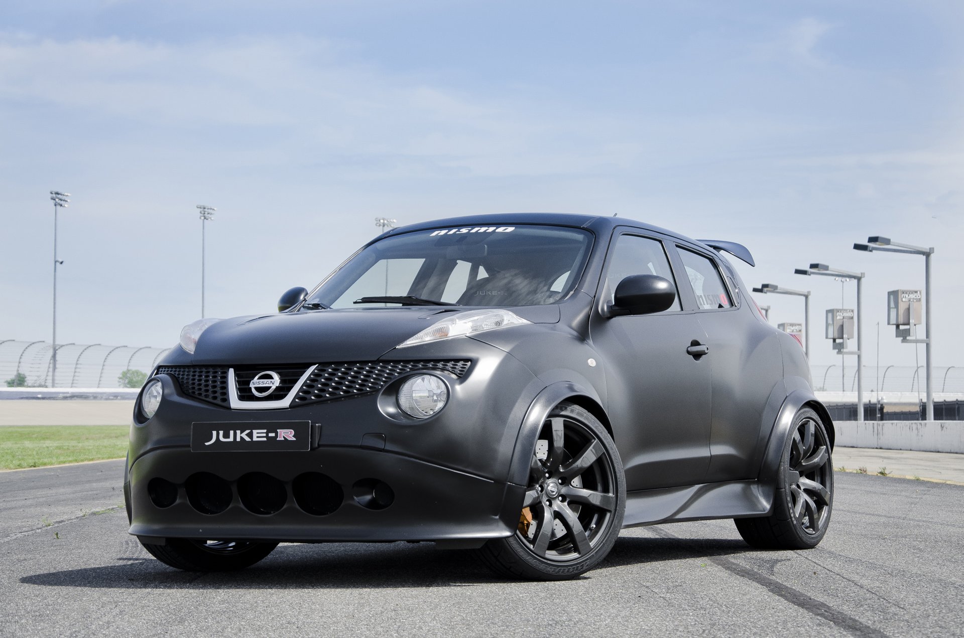 nissan juke-r nismo черный трек небо