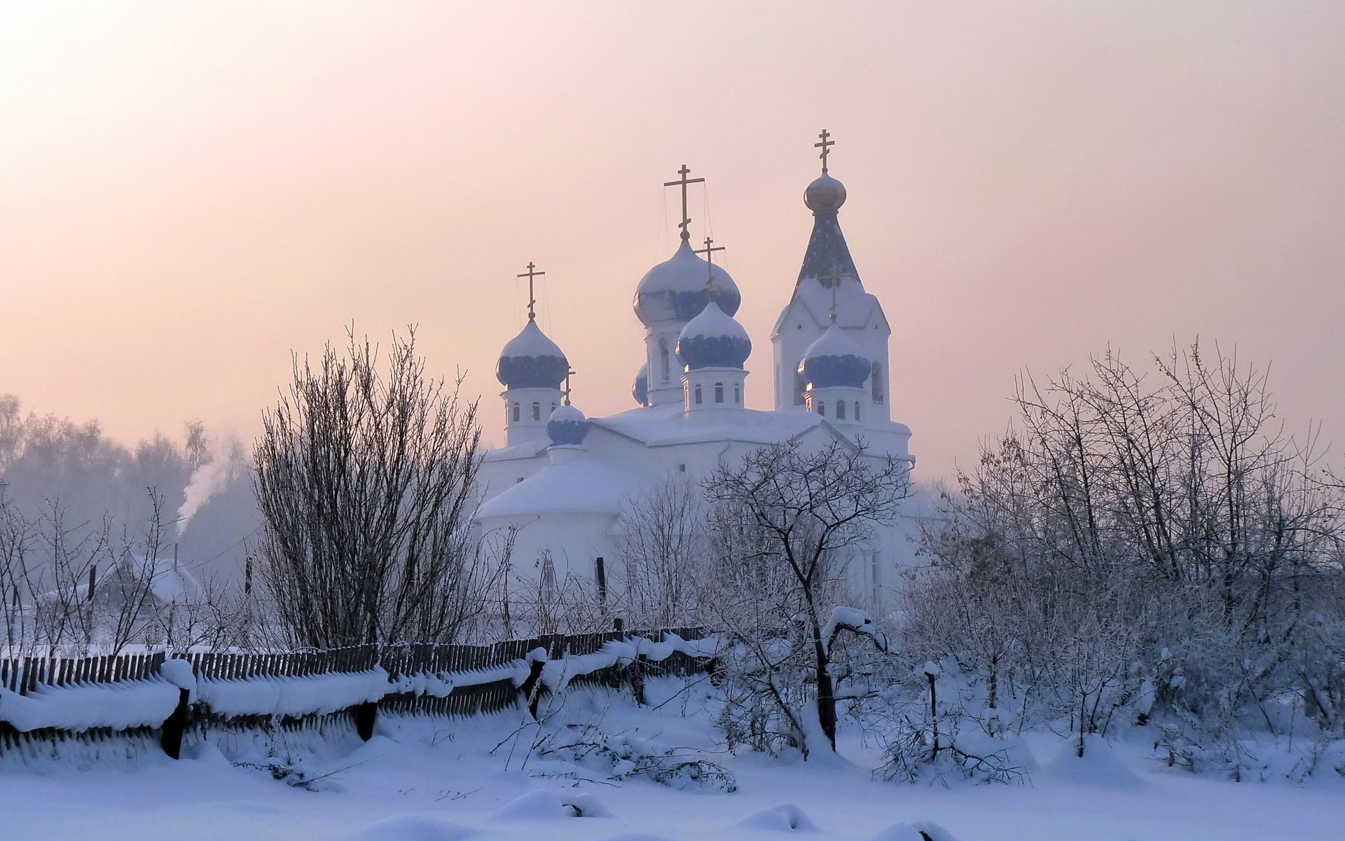 inverno neve chiesa religione cupole recinzione cumuli di neve cielo alberi croci tempio