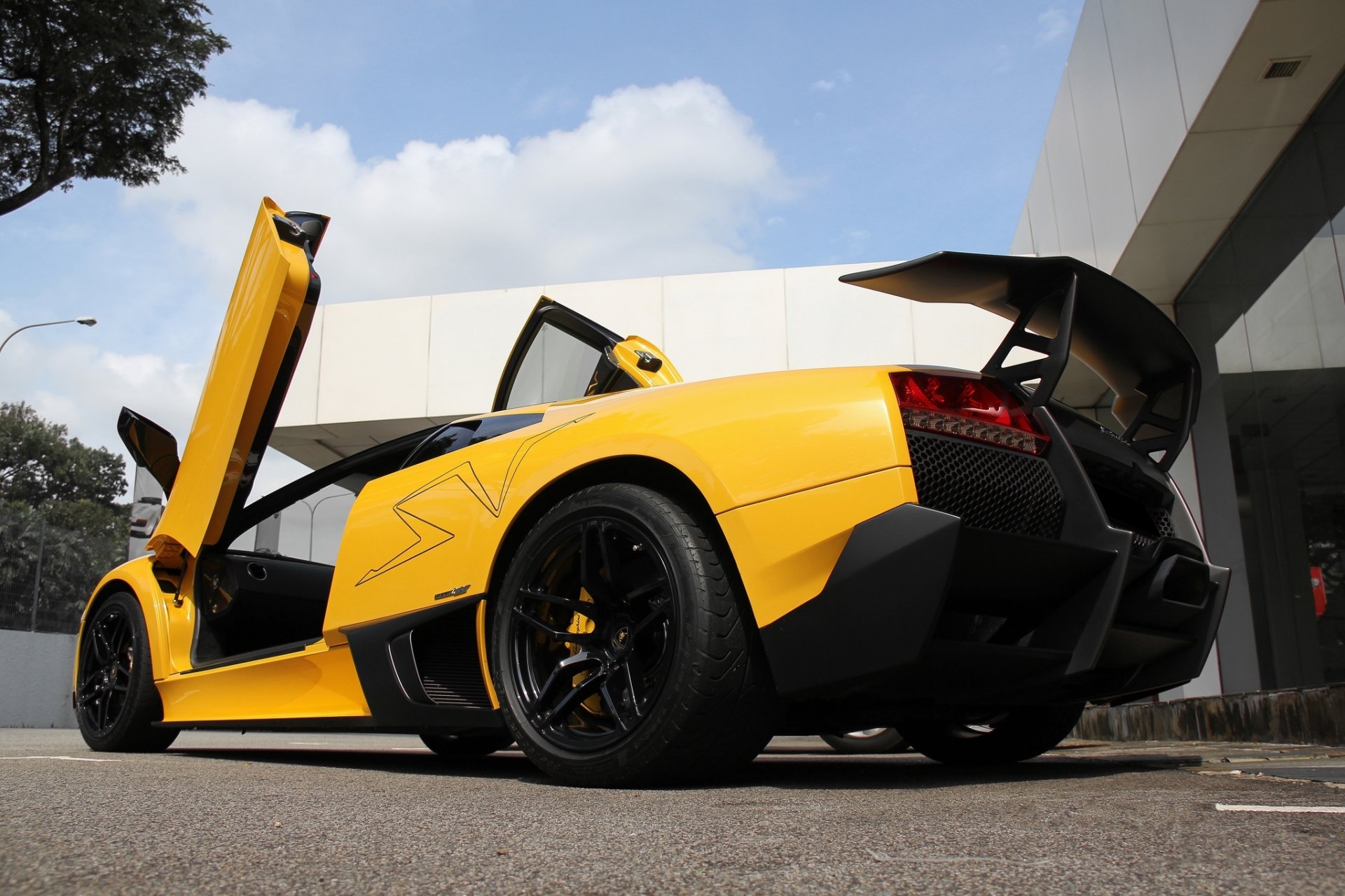 lamborghini murcielago lp670-4 sv amarillo lamborghini mursielago vista inferior alerón cielo nubes