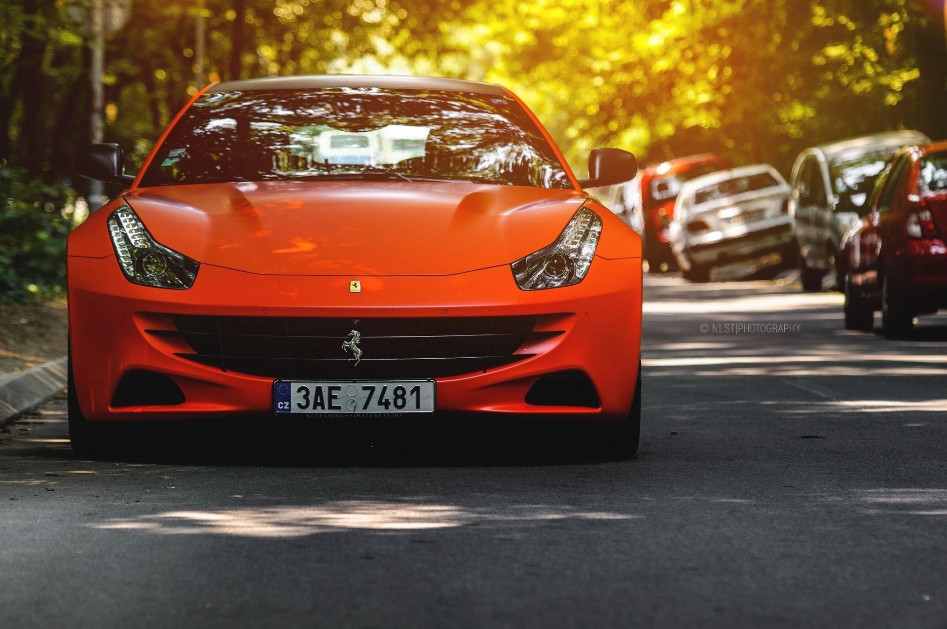 asphalt orange schubkarre ferrari straße reihe blendung lichter straße auto stoßstange auto maschinen rot