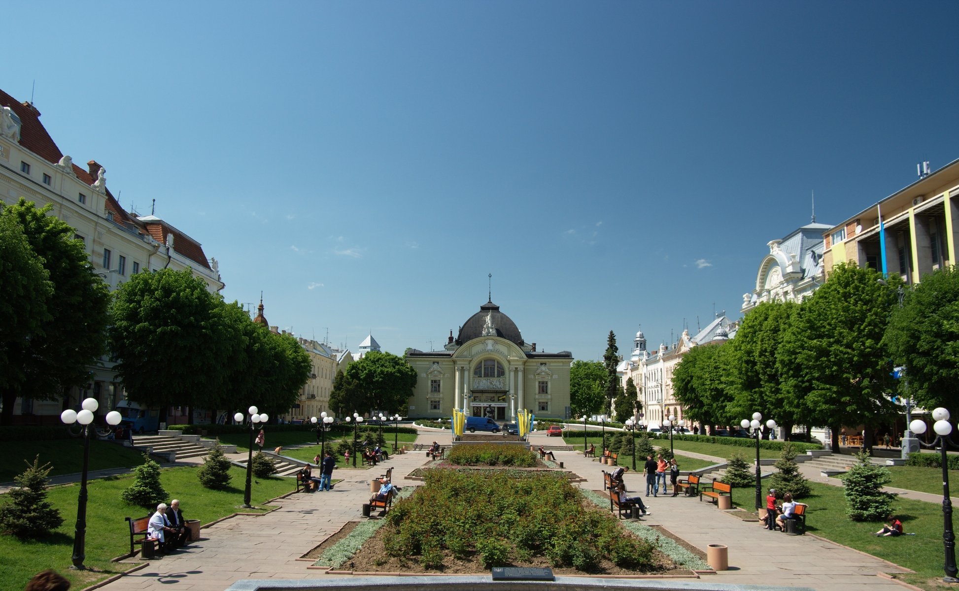 theaterplatz ukraine schauspielhaus czernowitz theater architektur platz stadt alea hintergrund fassade blumenbeete bänke himmel