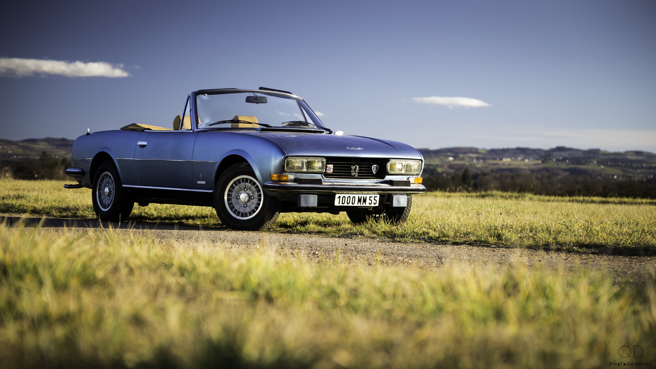 peugeot 504 cabriolet v6 route herbe collines nuages ciel bleu