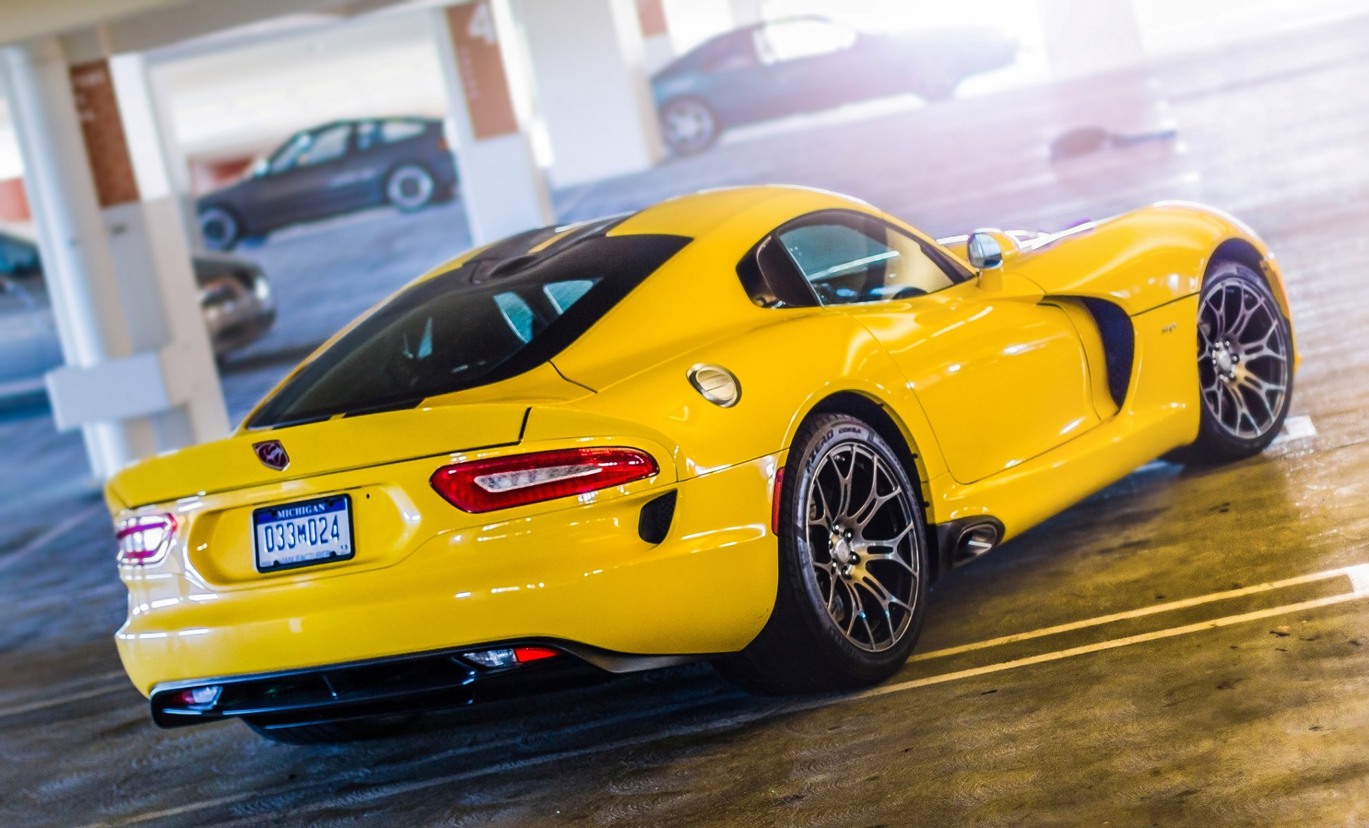 schivare vipera cento gts giallo parcheggio dodge viper