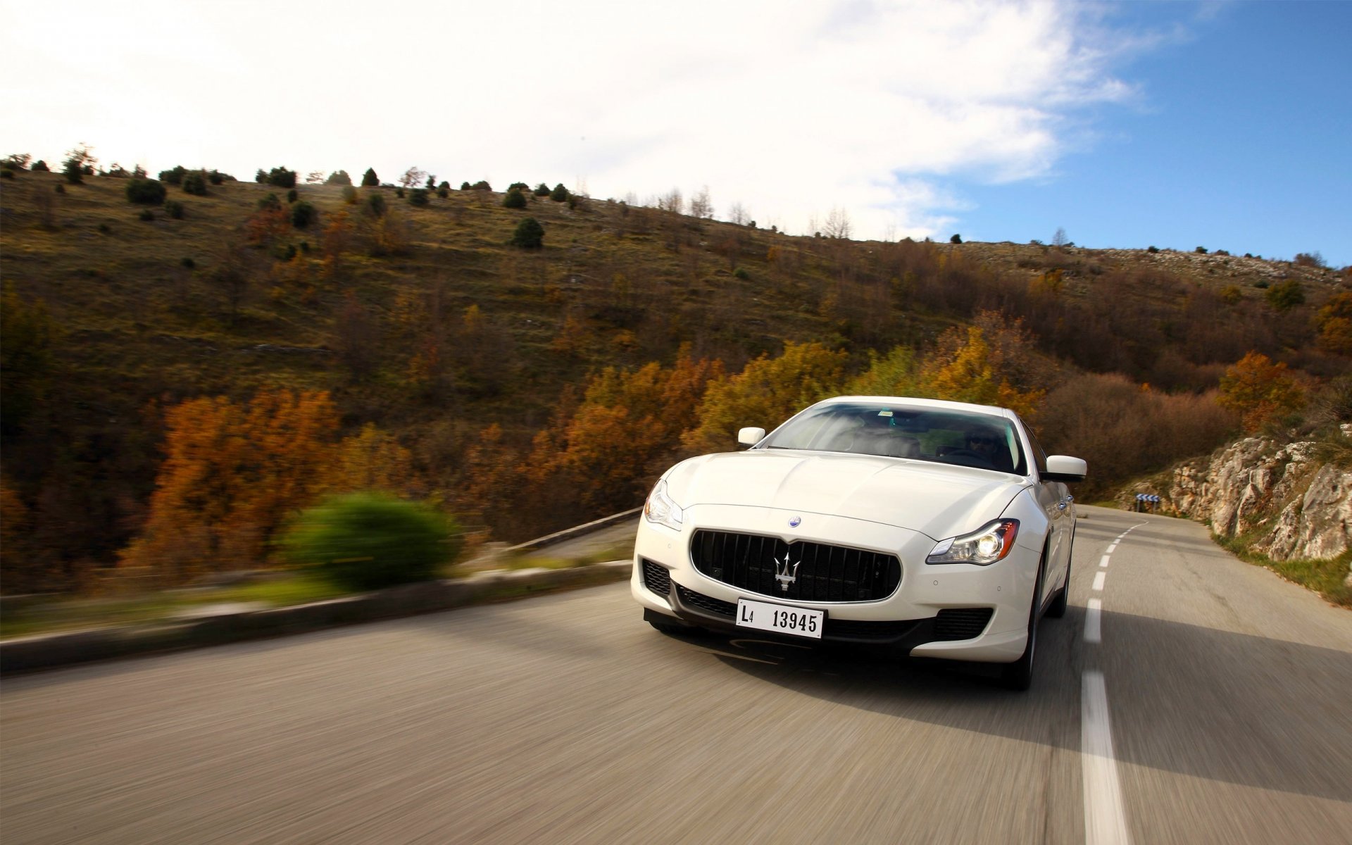 maserati quatroporte maserati blanc automne avant ciel