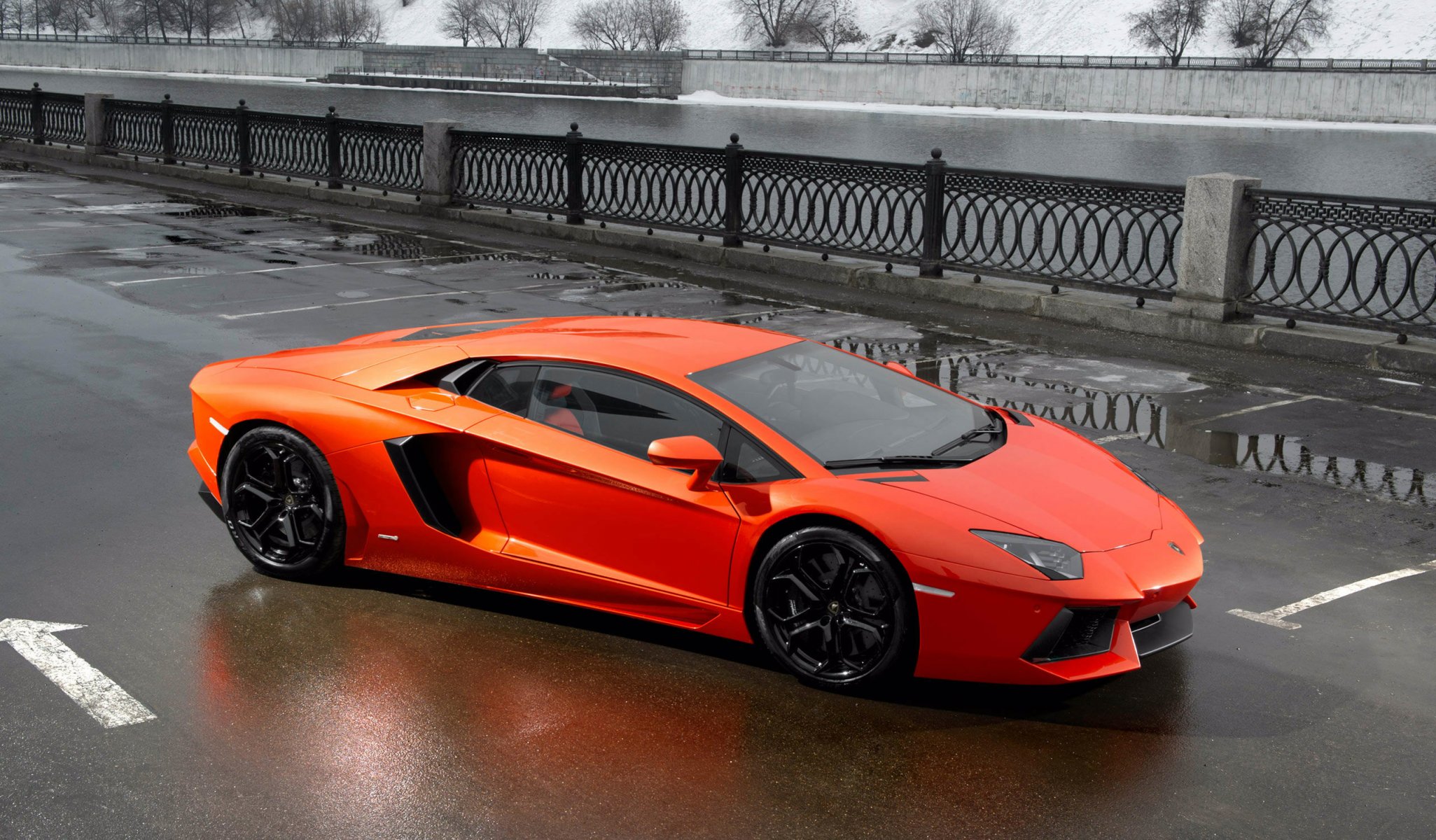 lamborghini aventador lp700-4 a side view pools road