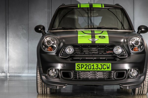 Черный Mini Cooper с зелеными полосами