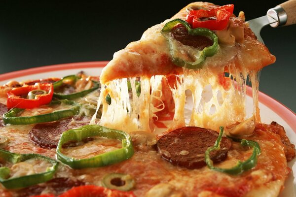 Deliciosa rebanada de pizza caliente