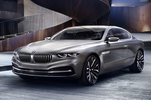 Concepto de bmw gran lusso plateado en el fondo de las escaleras