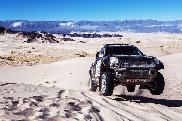 Conducción de alta velocidad en el desierto fuera de carretera