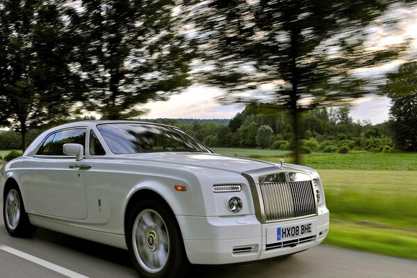 Elegancki rolls-royce w kolorze białym