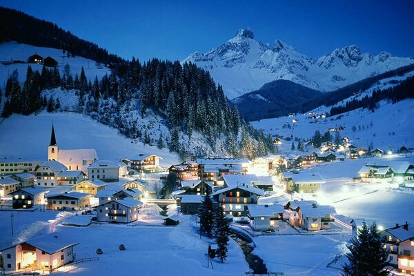 Lumières de la nuit d hiver dans les montagnes