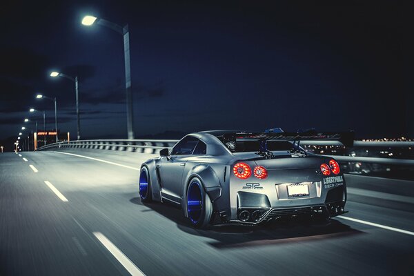 Supercar Nissan sur la route de nuit