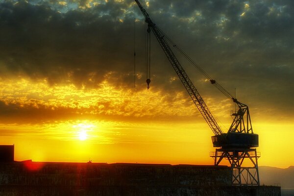 Kran auf Sonnenuntergang Hintergrund