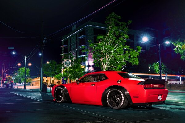 Coche rojo en el fondo de la calle de la noche