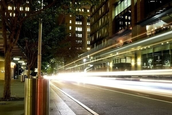 Calle de la ciudad con luces y carretera