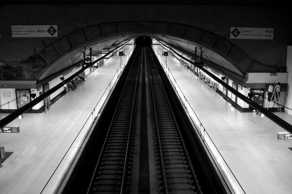 Image en noir et blanc d une ligne de métro