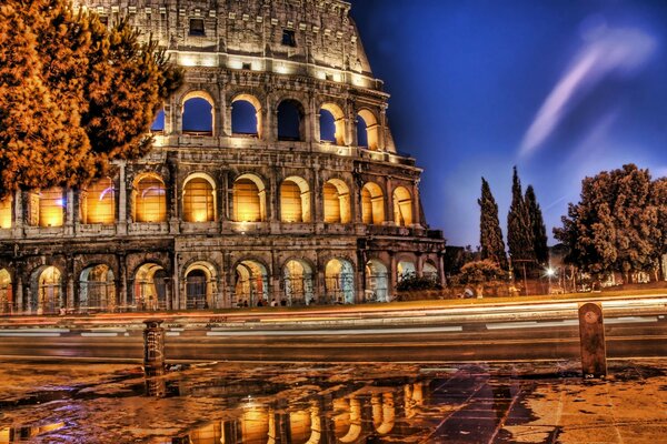 Il Colosseo serale sembra grandioso contro il cielo blu