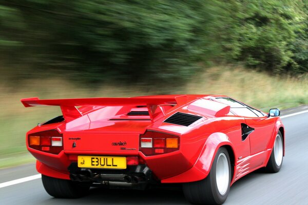 Lamborghini countach en la pista de carreras