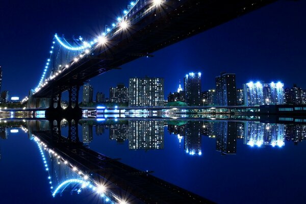 Ville de nuit et pont et miroir dans l eau