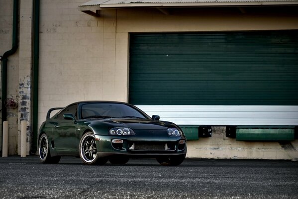 Porta del garage verde toyota supra verde