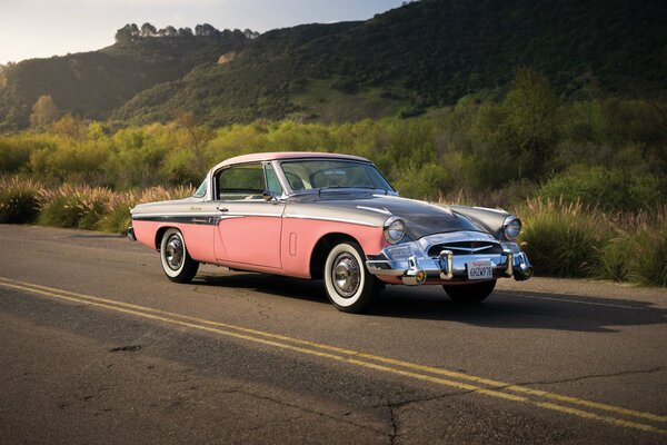 Różowy Retro Studebaker na tle wzgórz