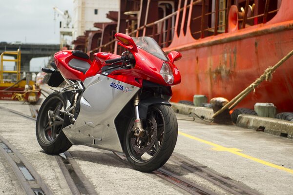 Das Motorrad mv agusta f4 steht im port0