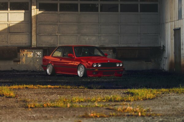 BMW E30 rouge classique dans le nouveau tuning