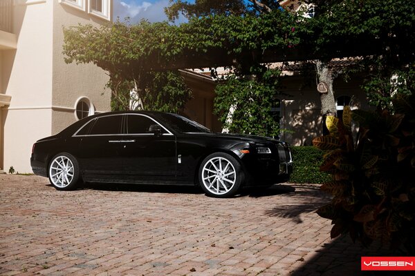 Rolls Royce en la Villa del dueño gordo