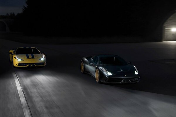 Carreras nocturnas de Ferrari amarillo y gris