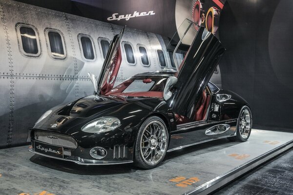 Voiture de sport avec portes ouvertes sur fond d avion