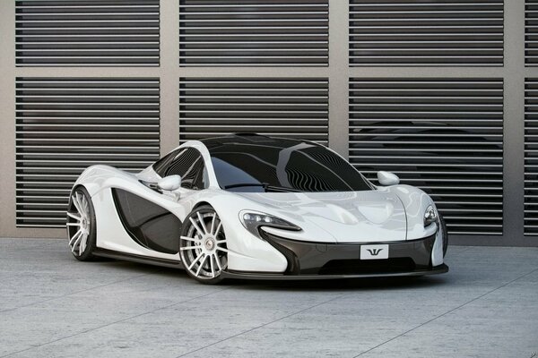 McLaren ruht sich vom Besitzer an den Wänden des Parkplatzes aus