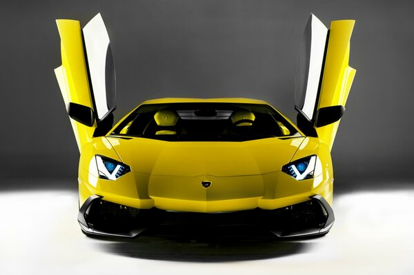 Foto Lamborghini Aventador amarillo con las puertas abiertas