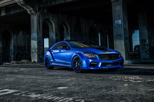 Mercedes Benz azul en un edificio abandonado