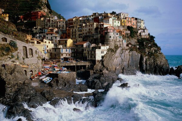 Oh, che vista strabiliante si apre dalle finestre di una casa rosa in cima a una scogliera!