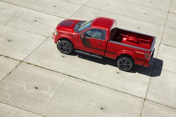 Coche rojo Ford en la plataforma