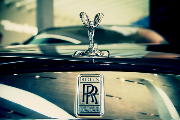 Auto di lusso Rolls-Royce con la figura della dea Nicky