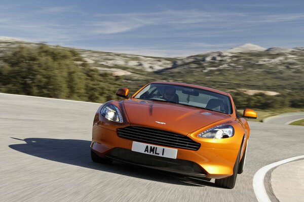 Coche aston martin de color dorado