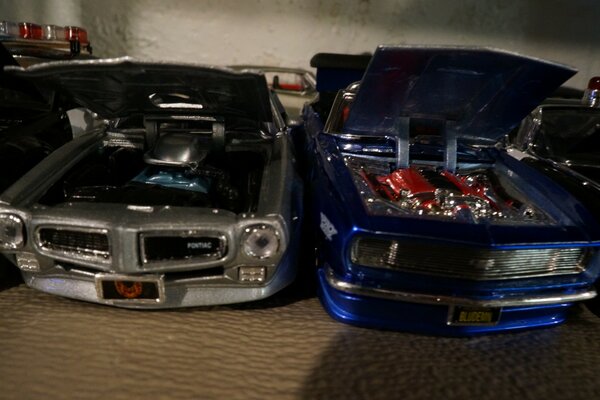 Pontiac Firebird und Shelby Mustang