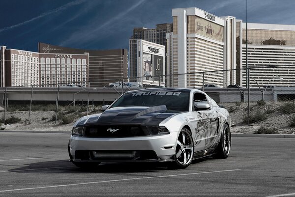 Ford Mustang auf dem Hintergrund der Häuser