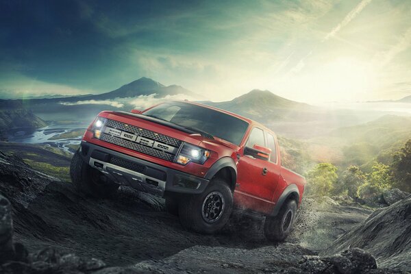 Ford pick-up a fait un essai routier dans les montagnes